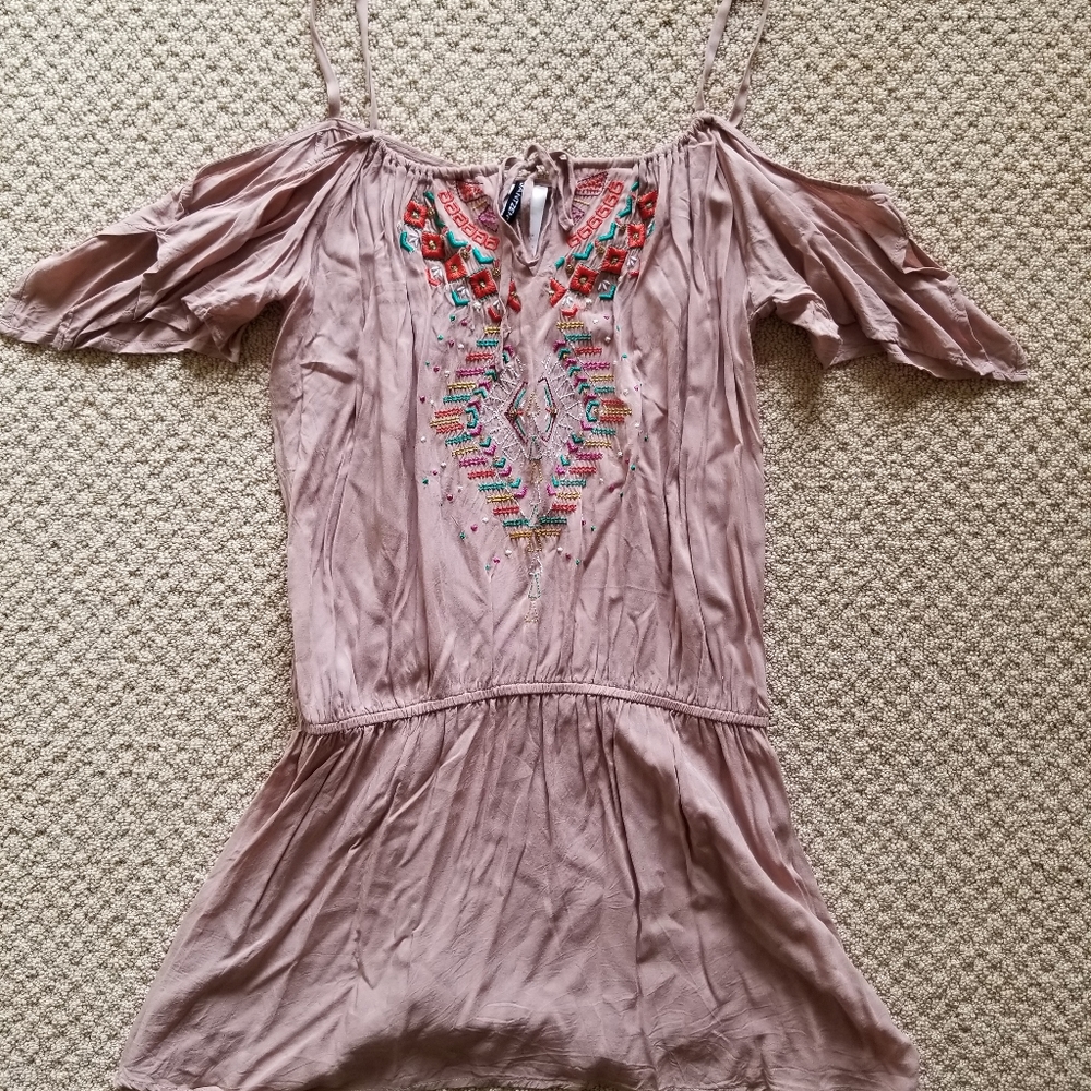 Off the shoulder shoulder embroidered dress